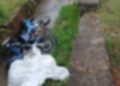 Un motociclista terminó en un canal de desagüe y murió