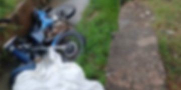 Un motociclista terminó en un canal de desagüe y murió
