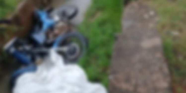 Un motociclista terminó en un canal de desagüe y murió