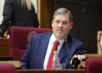 Senador sostiene que no se descarta la expulsión ni la renuncia de Zenaida Delgado