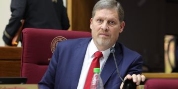 Senador sostiene que no se descarta la expulsión ni la renuncia de Zenaida Delgado