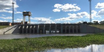Activan el sistema de bombeo y cierran las estaciones de control en Pilar