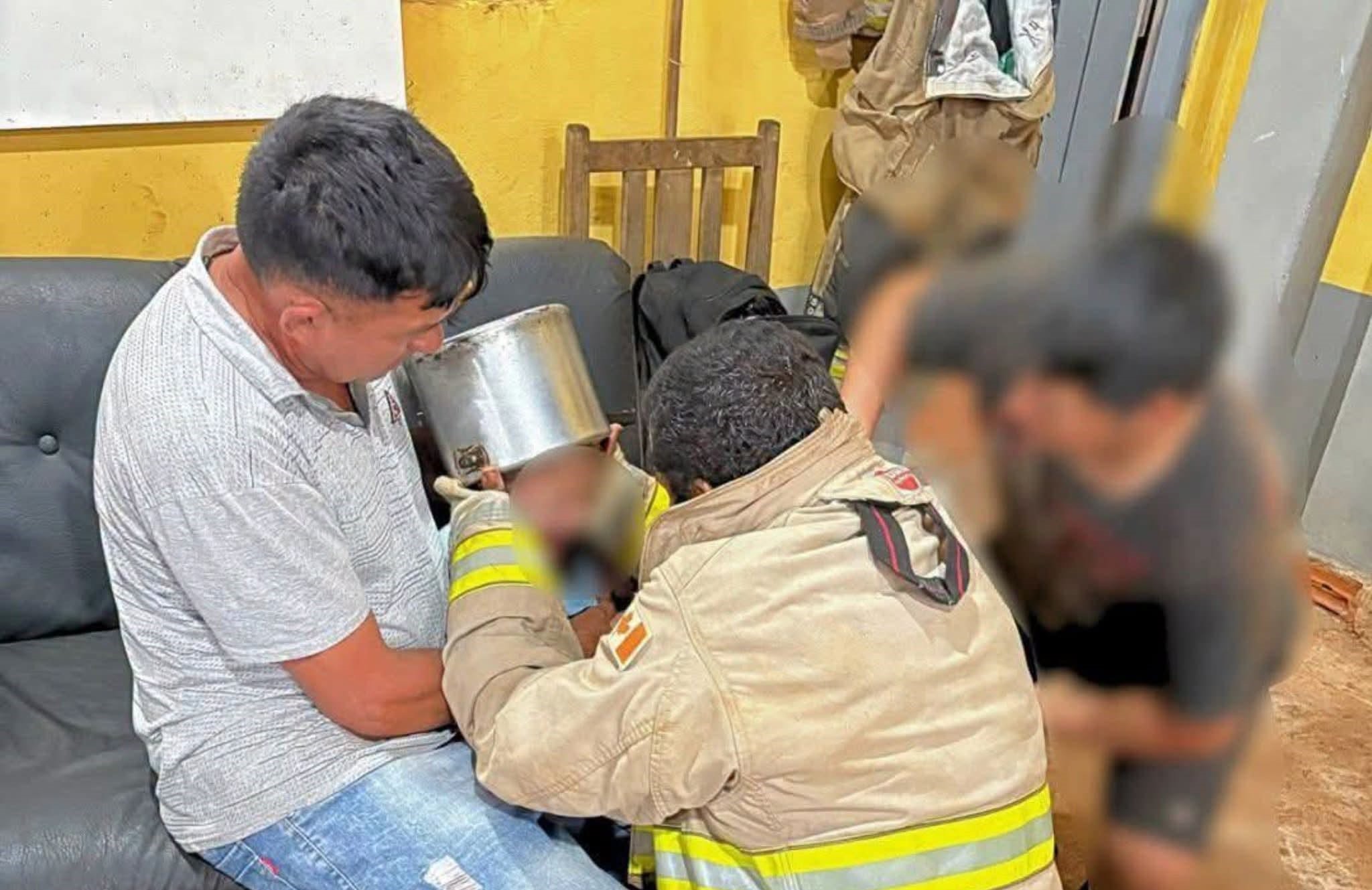Imagen de la cobertura: El rescate de un niño que tenía una olla atascada en la cabeza