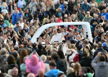 Tras su cirugía, el papa León XIV volvió a subir al papamóvil en la Plaza de San Pedro