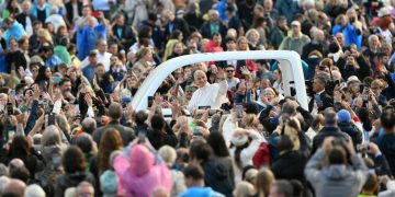 Tras su cirugía, el papa León XIV volvió a subir al papamóvil en la Plaza de San Pedro