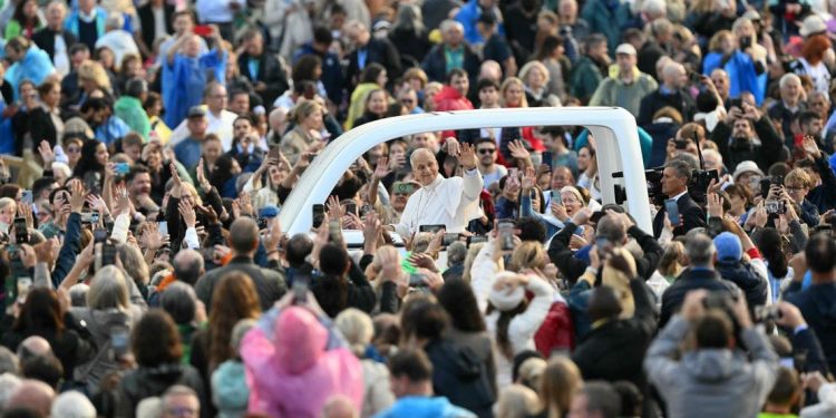 Tras su cirugía, el papa León XIV volvió a subir al papamóvil en la Plaza de San Pedro