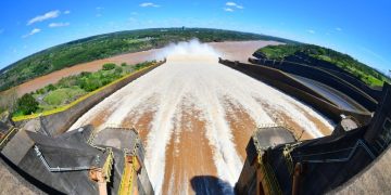 Itaipú reabre compuertas para regular crecida del río Paraná