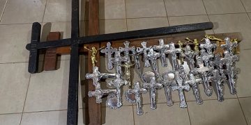 Policía recupera en Capiatá una cruz de 120 años y decenas de objetos sustraídos de nichos