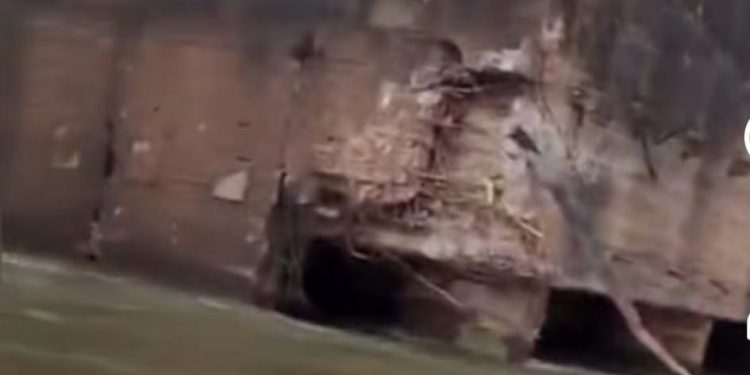 Remolcador paraguayo chocó contra puente de Belgrano y obligó a restringir paso de convoyes