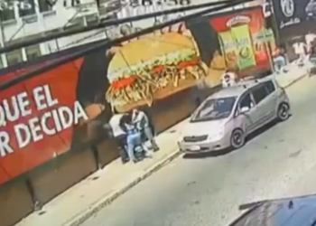 Adolescente fue atacada por cuatro estudiantes en plena calle en Asunción