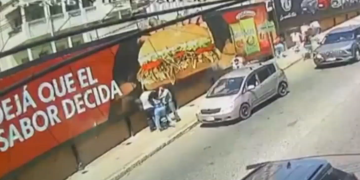 Adolescente fue atacada por cuatro estudiantes en plena calle en Asunción