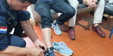 Tobillera electrónica para un policía denunciado por golpear y amenazar a su expareja